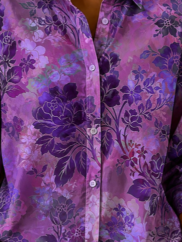 Camisa ligera de flores morada con cuello chal, manga larga y botones — foto 2