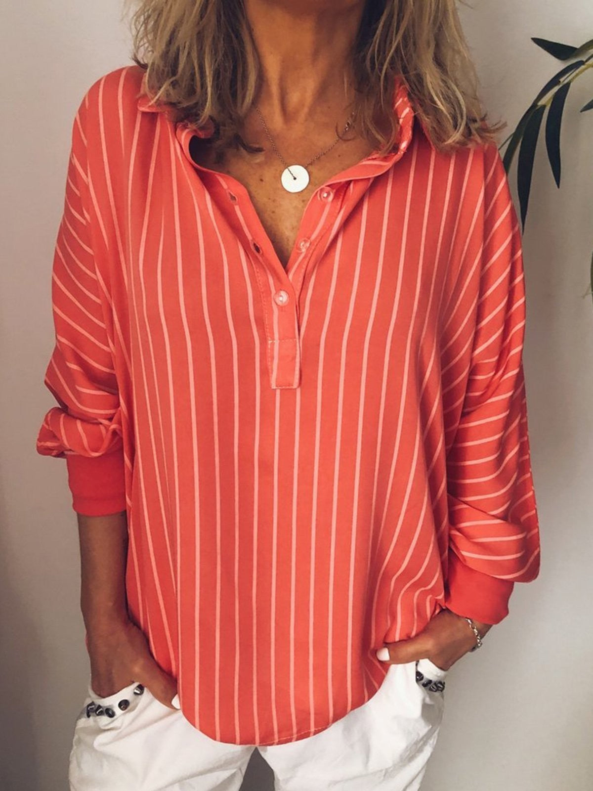 Camisa casual de rayas con cuello camisero, manga larga y botones