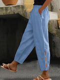 Pantalón casual azul con bolsillos y detalle calado