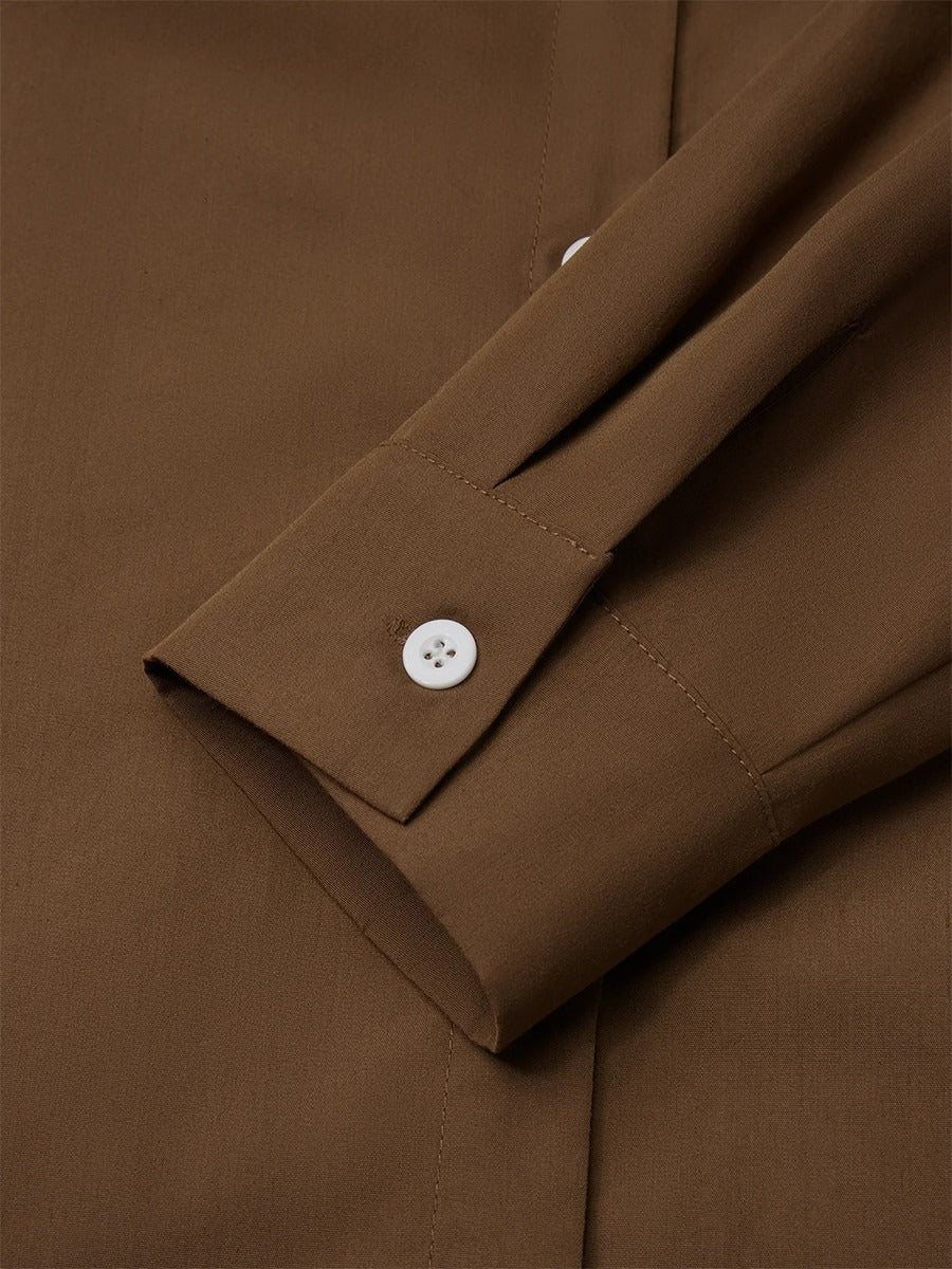 Camisa casual holgada lisa café con escote en pico