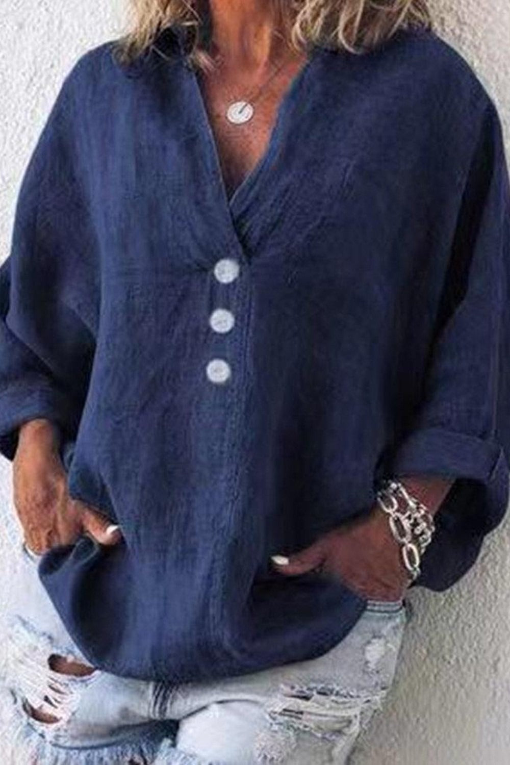 Blusa holgada lisa con escote en pico, manga larga y botones