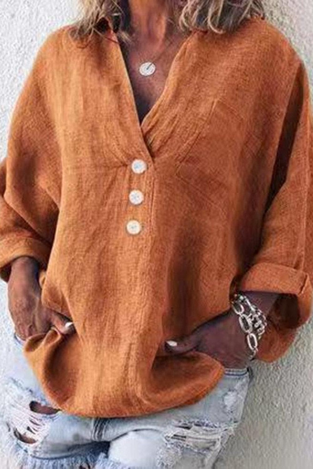 Blusa holgada lisa con escote en pico, manga larga y botones