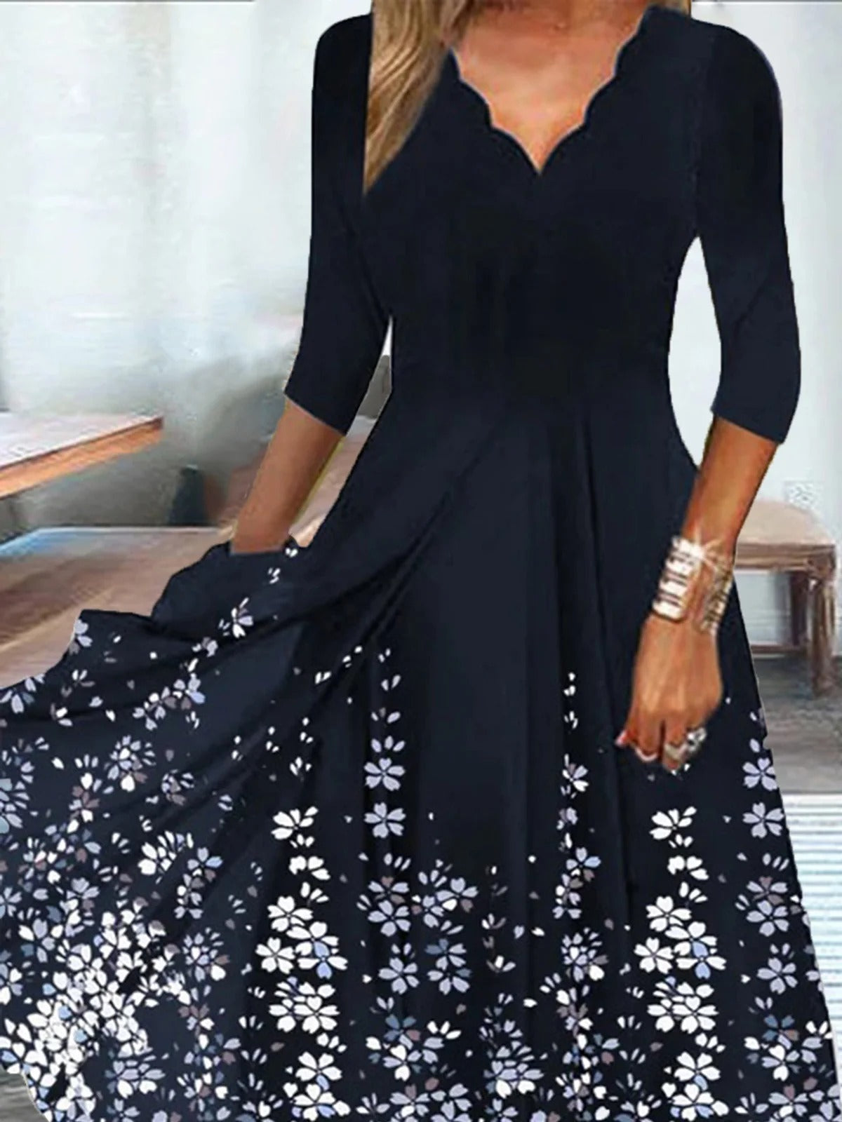 Vestido largo holgado de flores con escote en pico y manga tres cuartos — foto 4