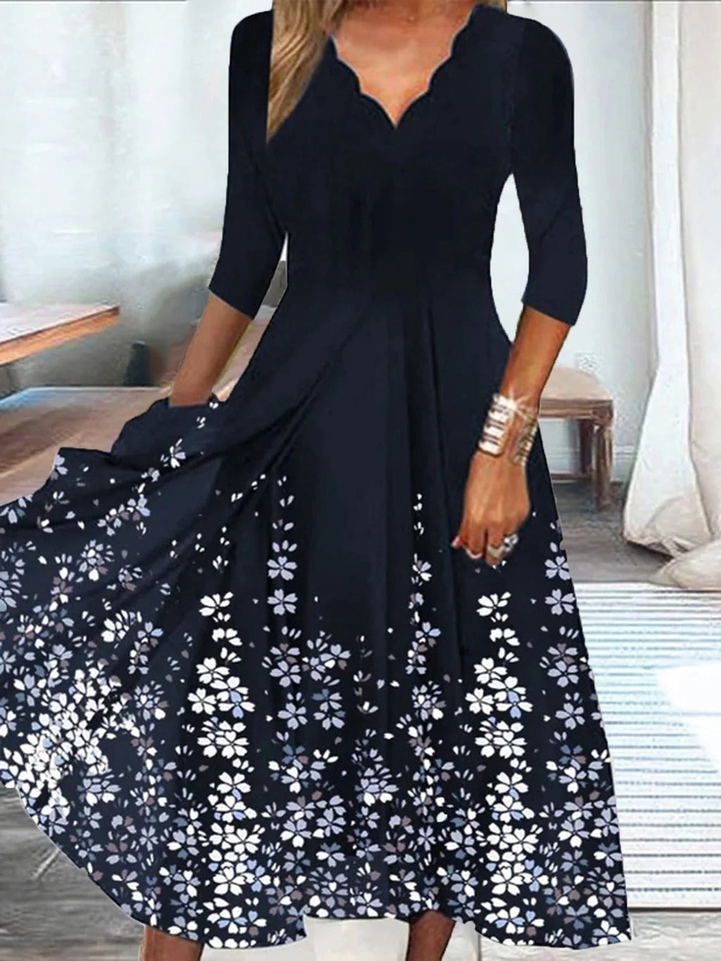 Vestido largo holgado de flores con escote en pico y manga tres cuartos