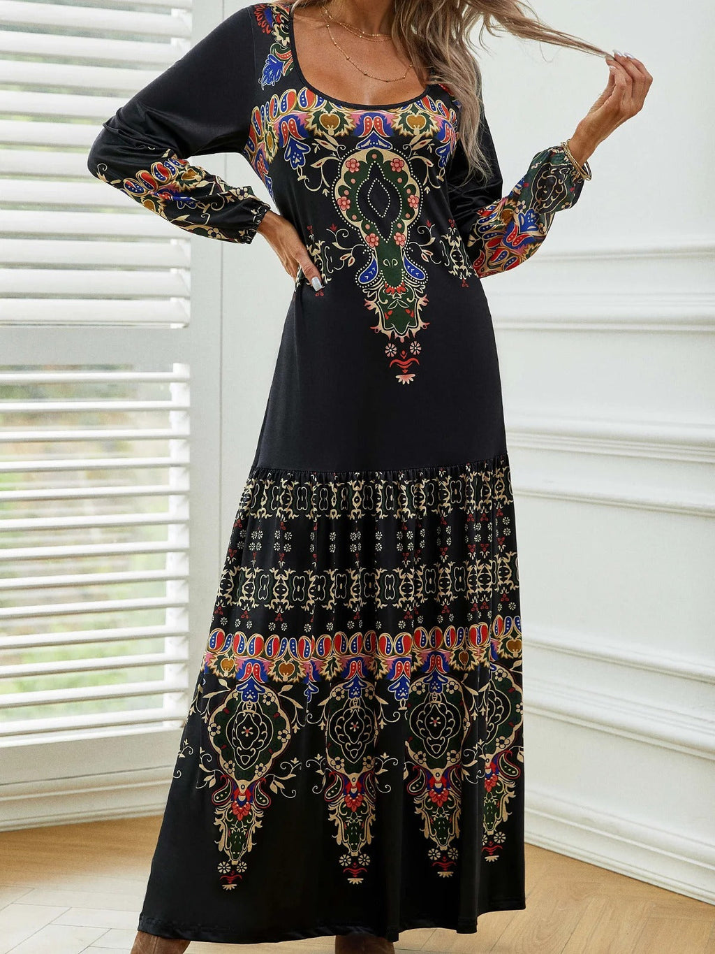 Vestido largo de corte recto étnico con cuello redondo y manga larga
