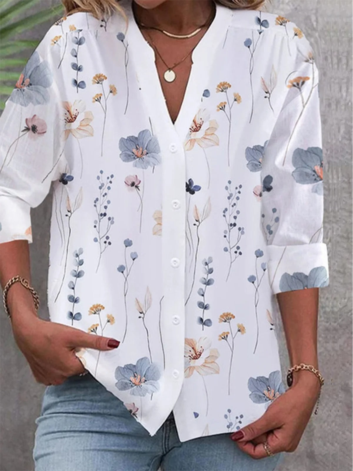 Blusa ligera de flores con escote en pico, manga larga y botones