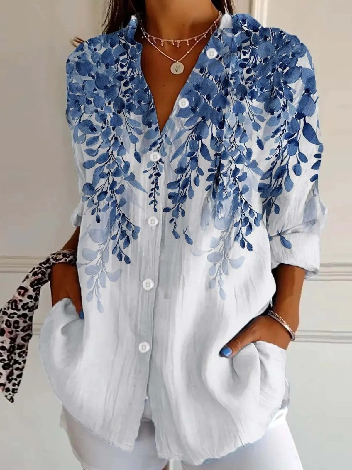 Camisa ligera de flores con cuello camisero y manga larga