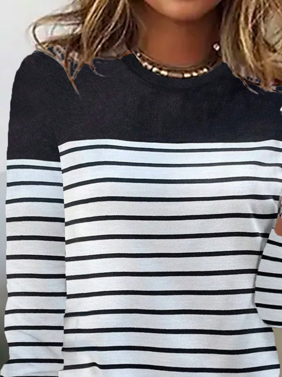 Blusa casual holgada bicolor con cuello redondo y manga larga — foto 6