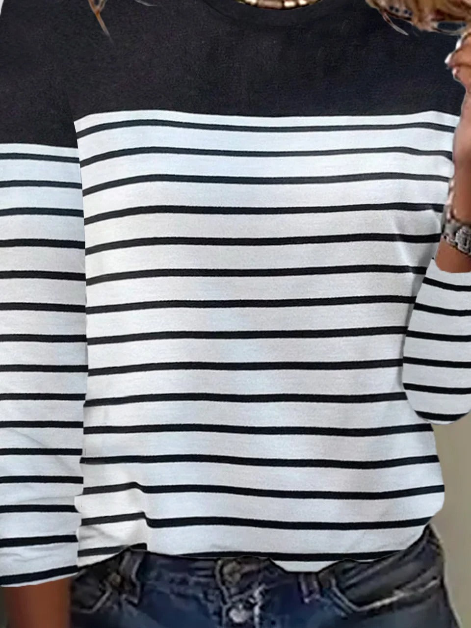 Blusa casual holgada bicolor con cuello redondo y manga larga — foto 7