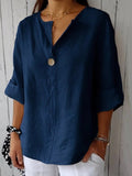 Blusa lisa de algodón con escote en pico, manga tres cuartos y botones