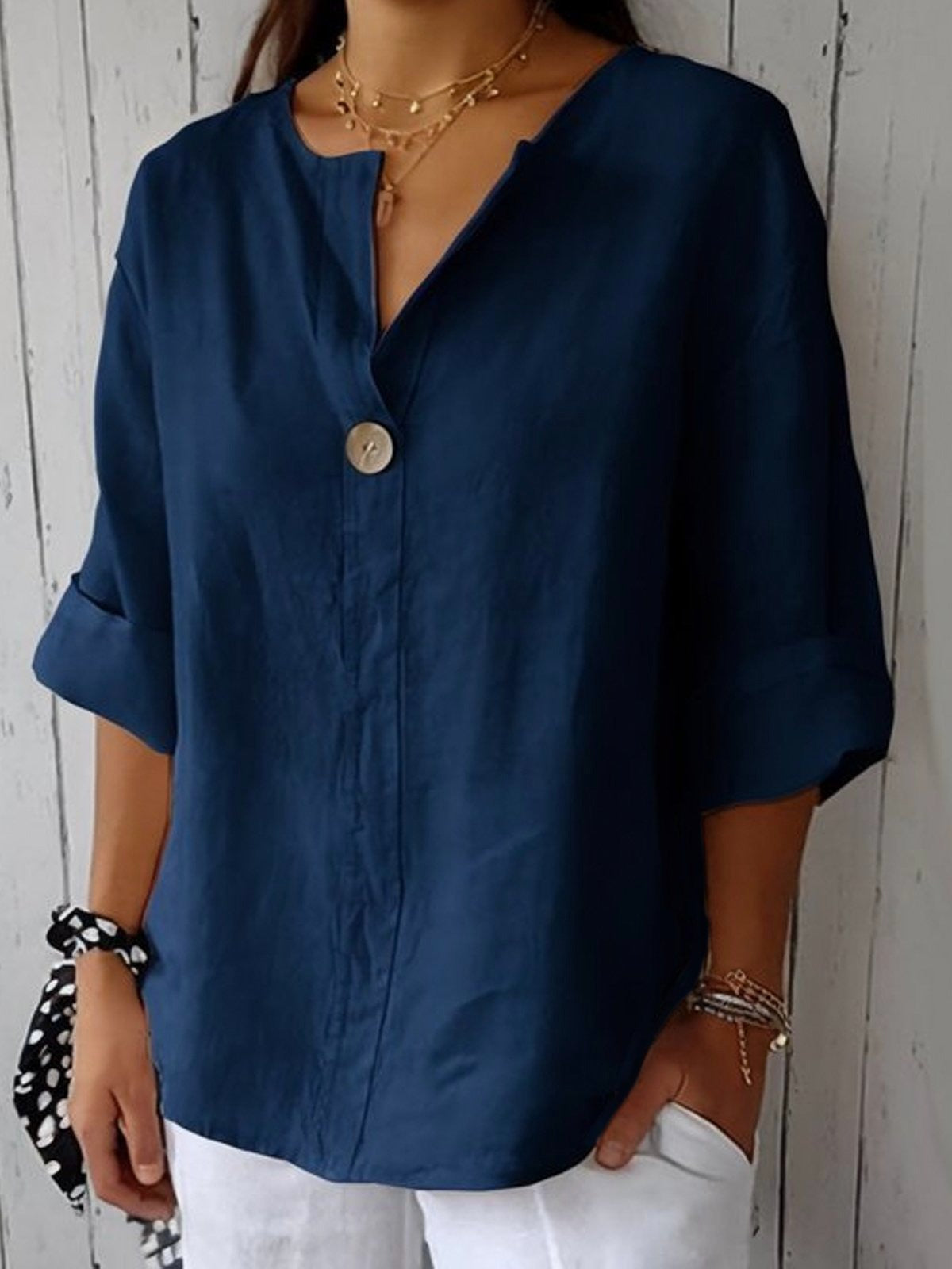Blusa lisa de algodón con escote en pico, manga tres cuartos y botones