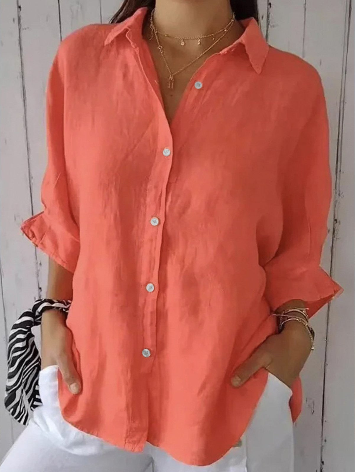 Camisa lisa de algodón con cuello camisero, manga francesa y hebilla