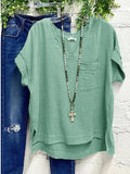 Camisa casual holgada verde con escote en pico, manga corta y bolsillos