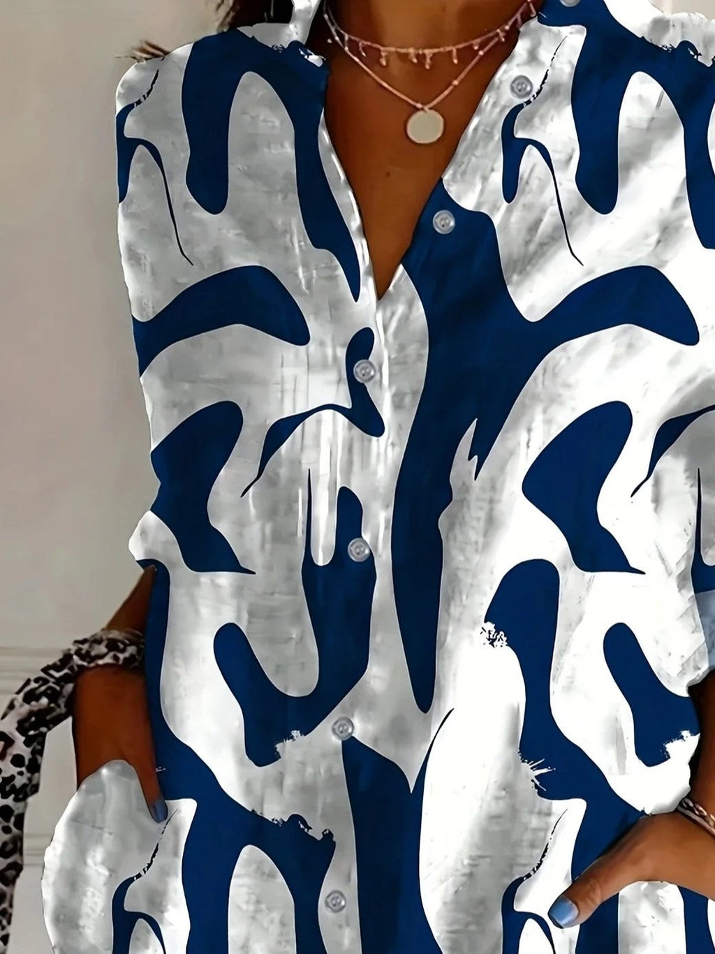 Camisa de diario abstracta con cuello camisero, manga larga y botones — foto 2