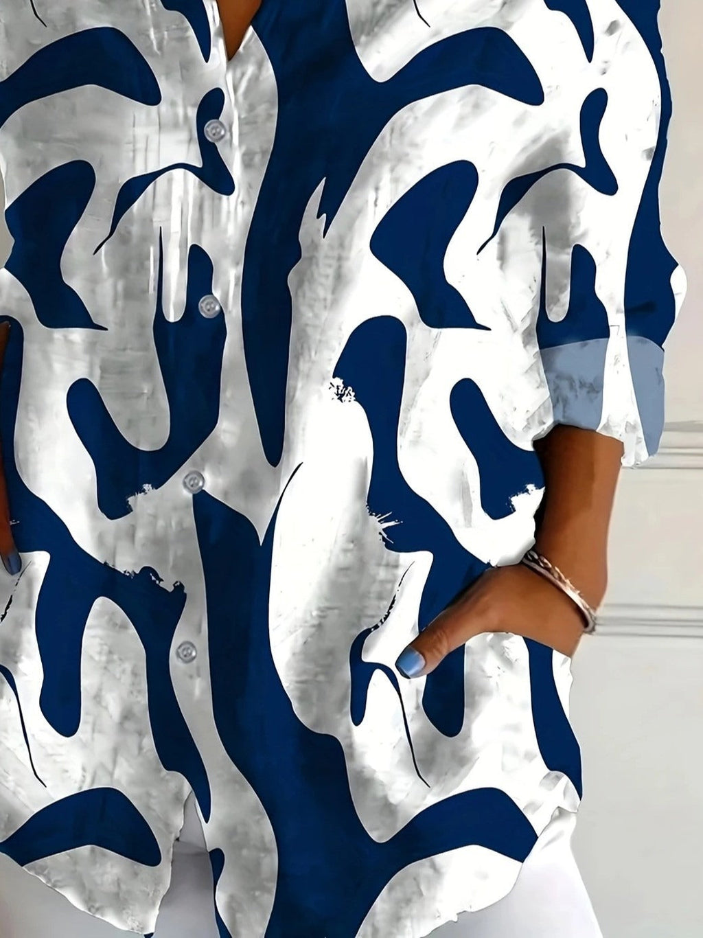 Camisa de diario abstracta con cuello camisero, manga larga y botones — foto 3