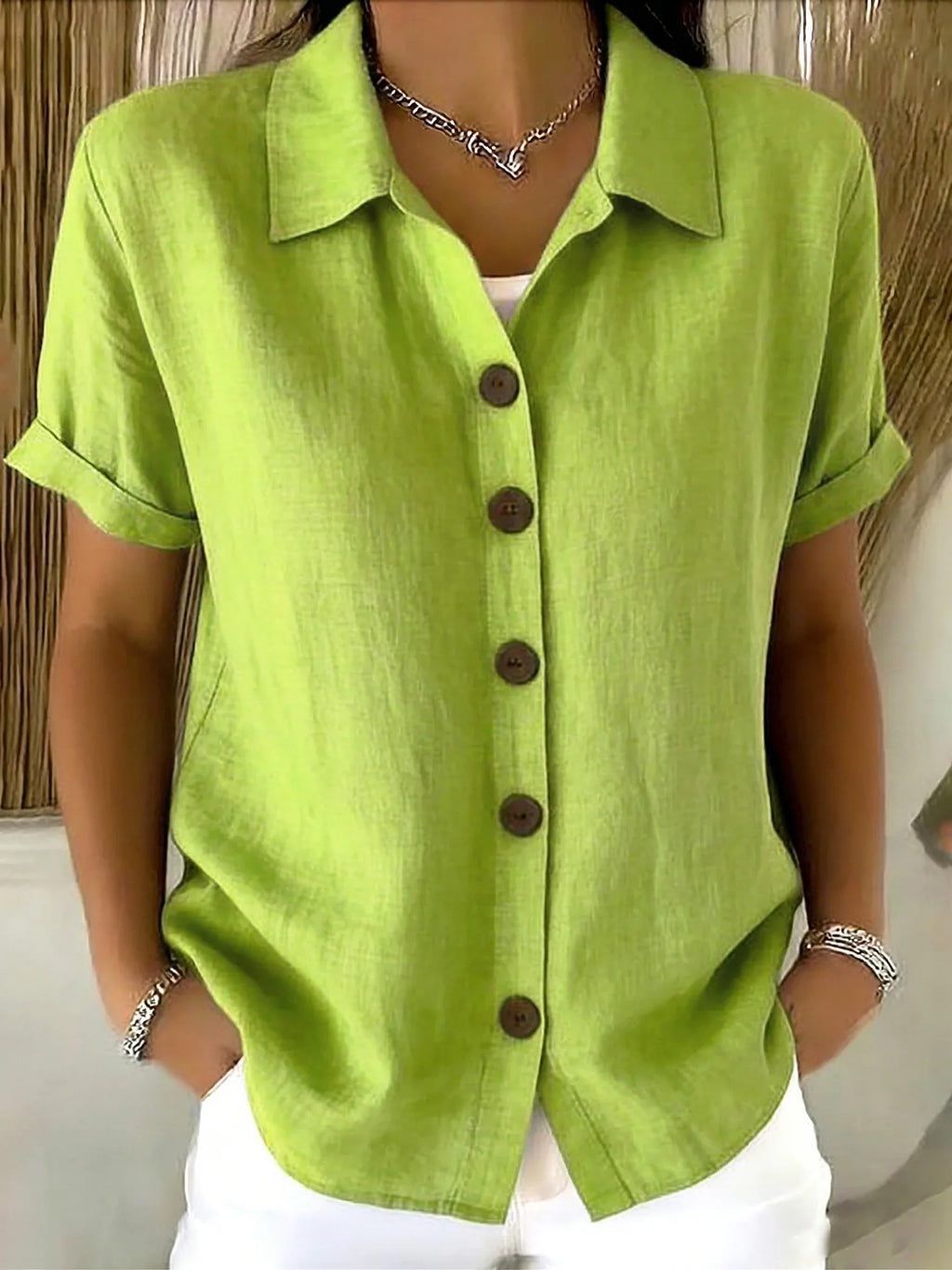 Camisa básica con cuello camisero y manga corta