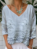 Blusa bordada azul con escote en pico