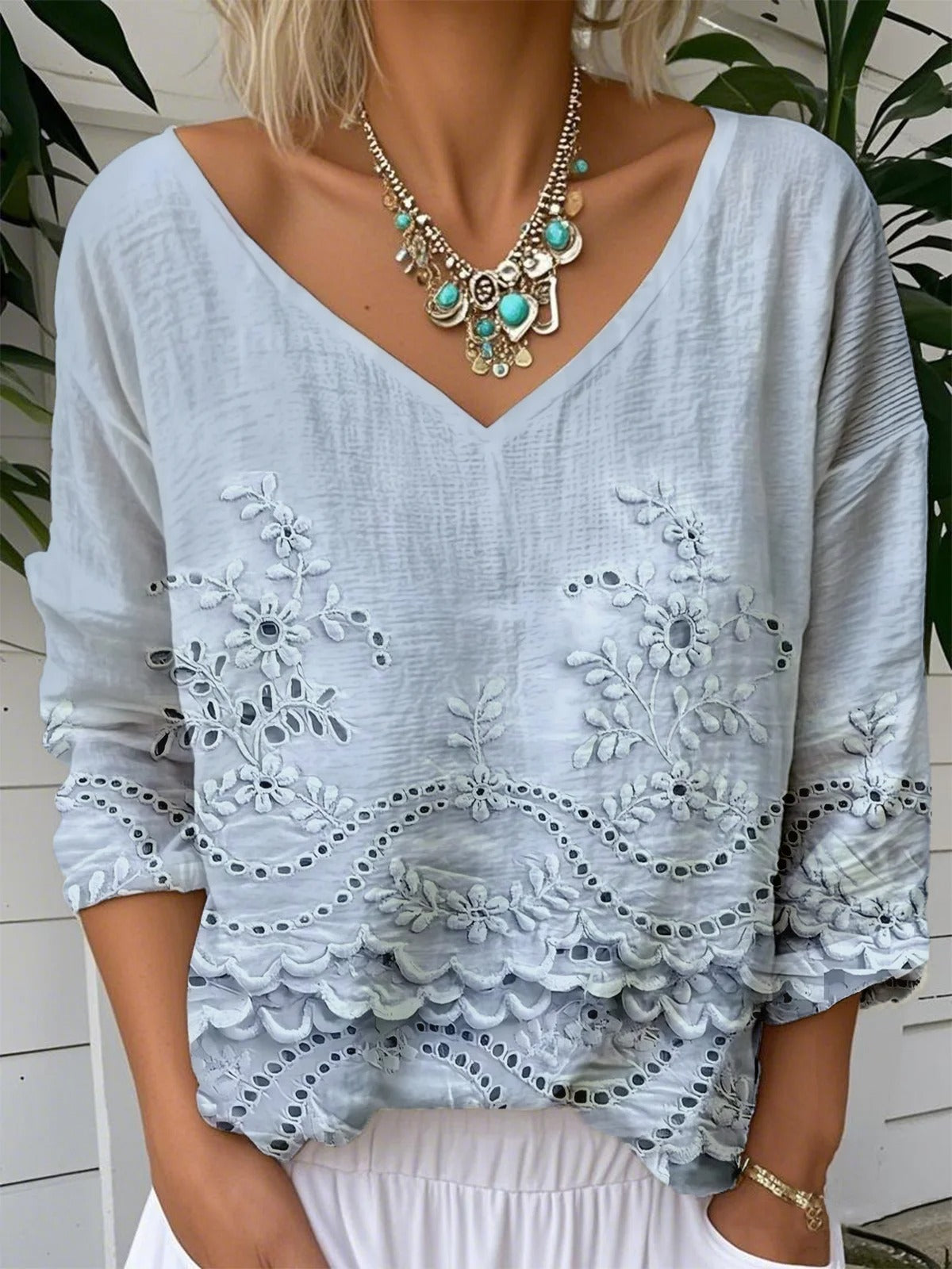 Blusa bordada azul con escote en pico