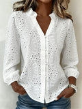 Camisa holgada con escote en pico, manga larga y detalle calado
