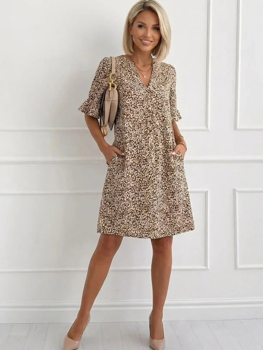 Vestido corto estampado con escote en pico y manga corta