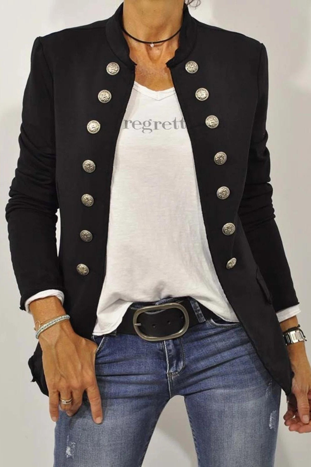 Abrigo liso con cuello mao, manga larga y botones