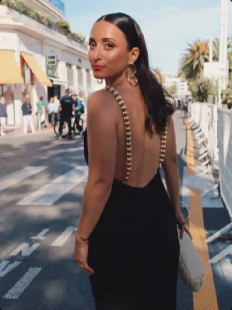 Dalia Vestido Maxi Negro con Detalle de Cadena Dorada