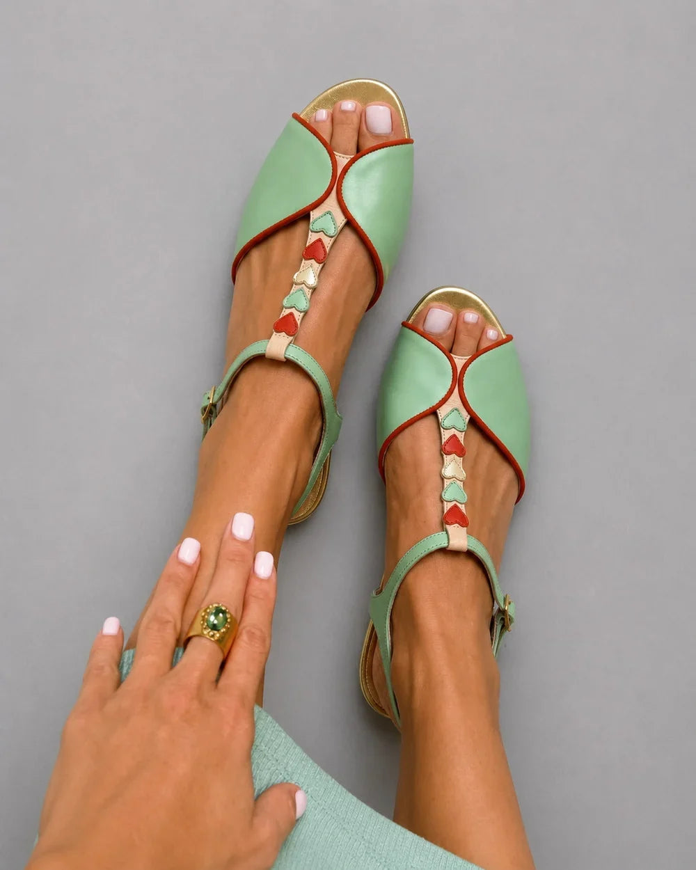 Adonaí Sandalias Planas Slingback con Punta Abierta y Detalle de Corazón