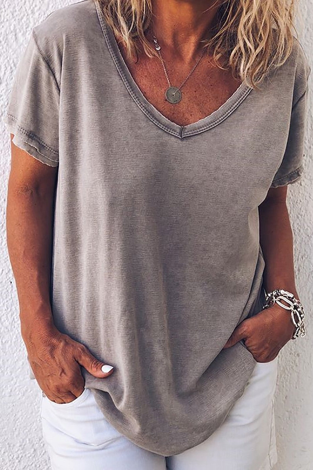 Camisa casual lisa con escote en pico y manga corta