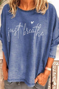 Top con letras con cuello redondo y manga larga