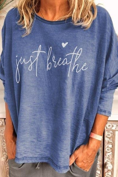Top con letras con cuello redondo y manga larga