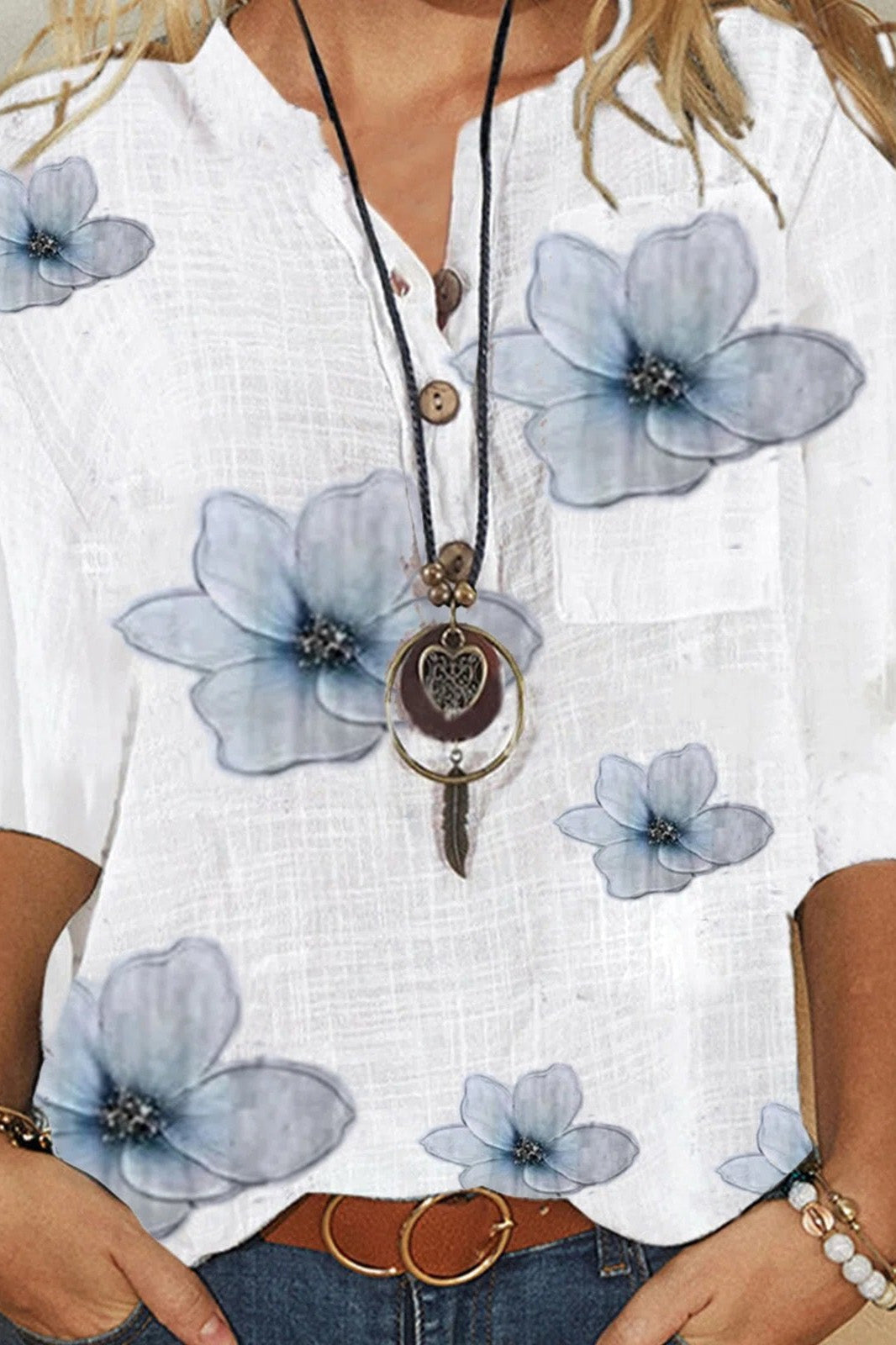 Blusa de flores con escote en pico, manga francesa y botones — foto 2