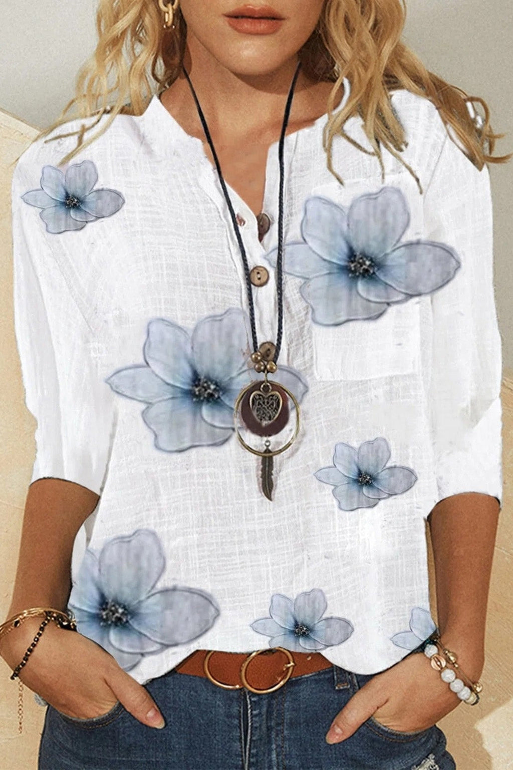 Blusa de flores con escote en pico, manga francesa y botones