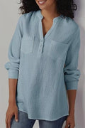 Camisa lisa con escote en pico, manga larga y bolsillos