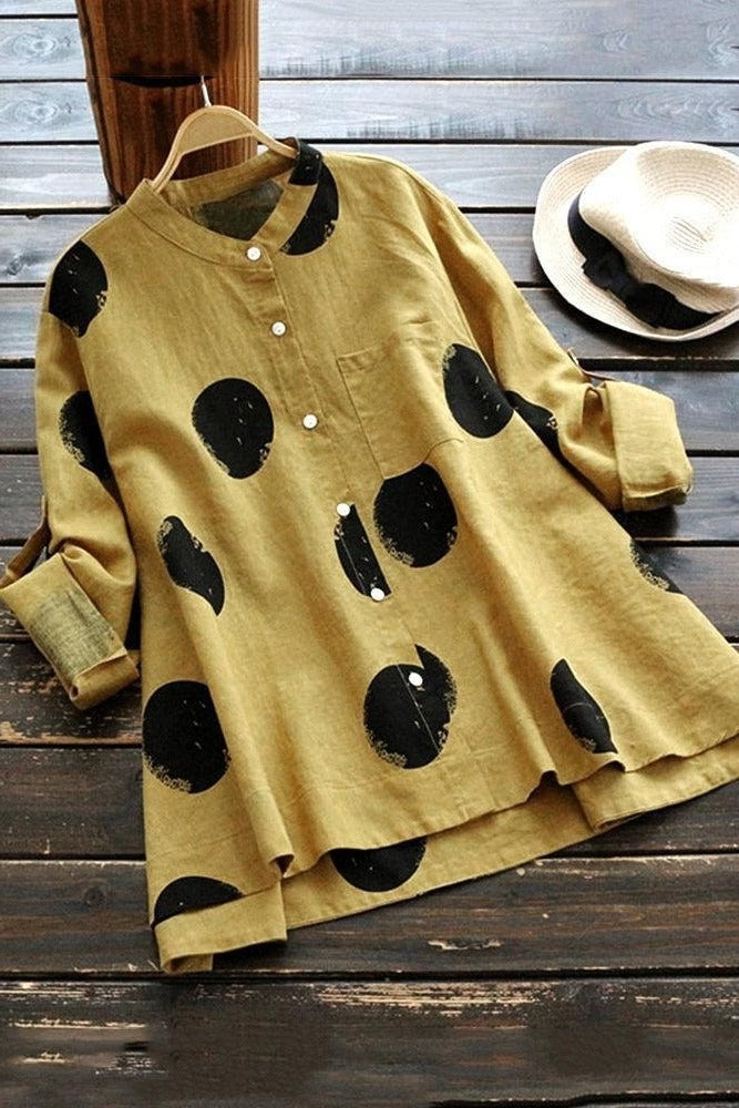 Blusa de lunares con cuello mao, manga larga y botones