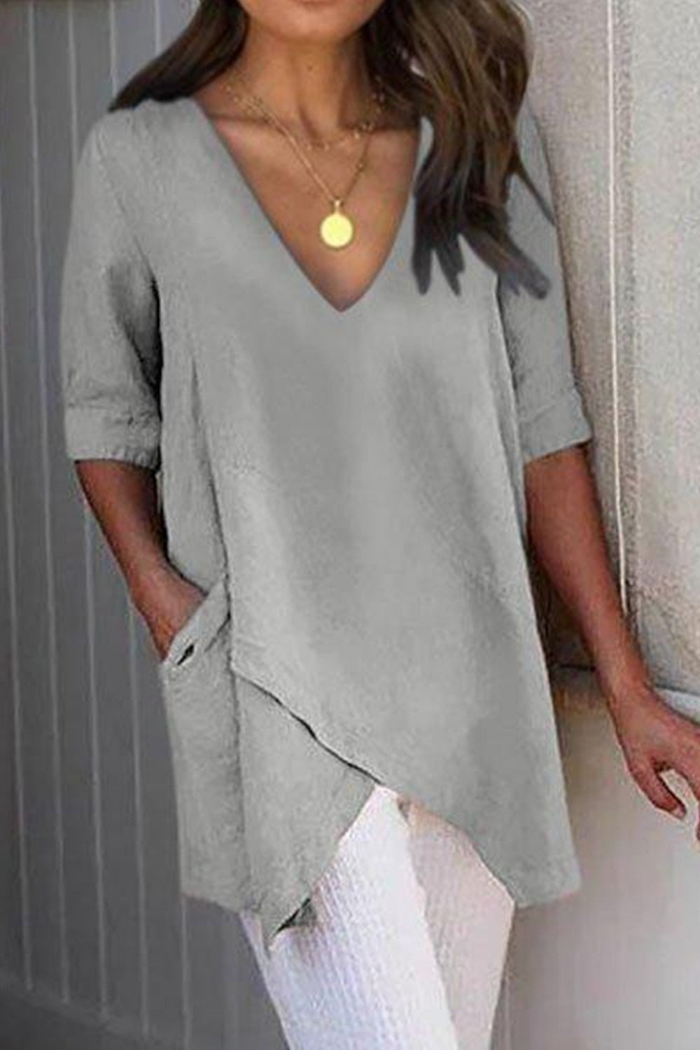 Blusa lisa con escote en pico, manga corta y bolsillos