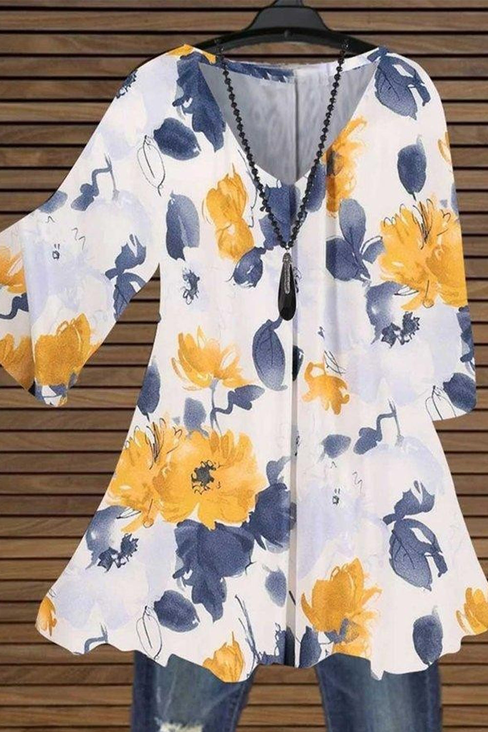Blusa de flores con escote en pico y manga francesa