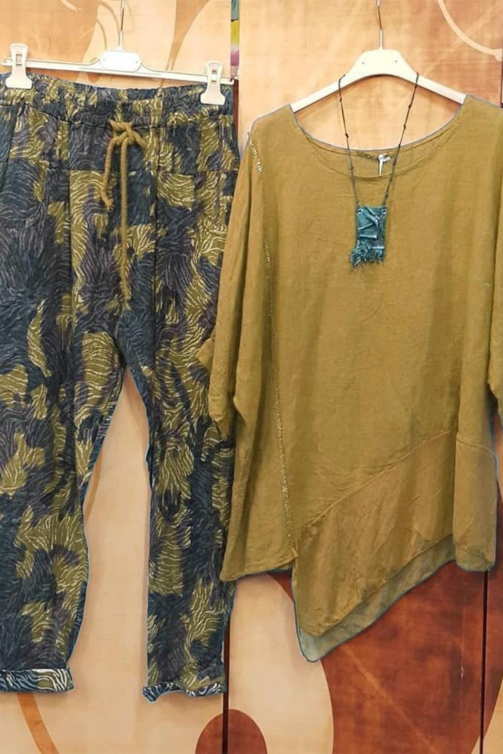 Conjunto de dos piezas asimétrico abstracto con manga francesa · Lara